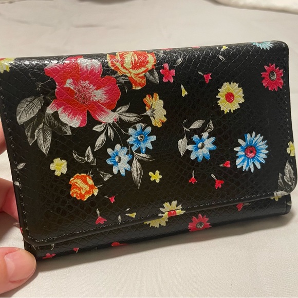 Floral Wallet Black Faux Leather NWOT - Picture 7 of 8